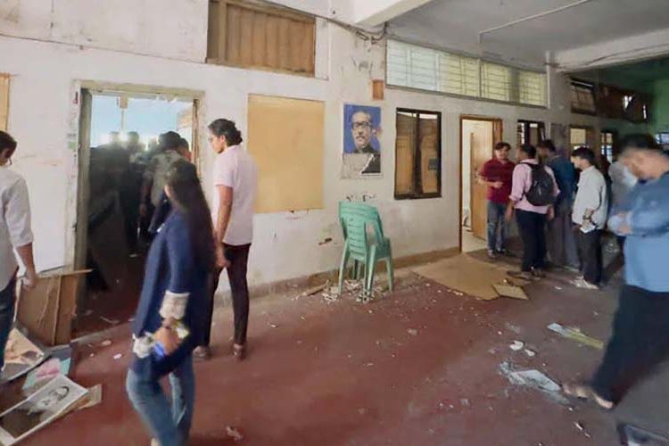 জাতীয় নাগরিক পার্টি-এনসিপি নেতার নেতৃত্বে চট্টগ্রাম উত্তর জেলা আওয়ামী লীগের কার্যালয় দখল। ছবি: সংগৃহীত