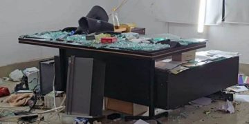 ভাঙা ডেস্ক ও ছড়িয়ে পড়া কাগজপত্র সহ অফিসের ছবি. Channel i News - চ্যানেল আই নিউজ