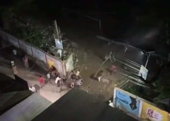 রাতের আঁধারে দু’দল গ্রামবাসীর সংঘর্ষ