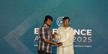 অন্তর্বর্তী সরকারের প্রধান উপদেষ্টার প্রেস সচিব শফিকুল আলমের হাত থেকে পুরস্কার নিচ্ছেন আবু রায়হান ইফাত।