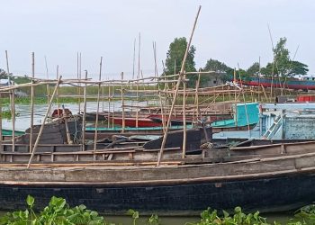 মাঝিদের ১০টি নৌকা আটকে রাখা হয়