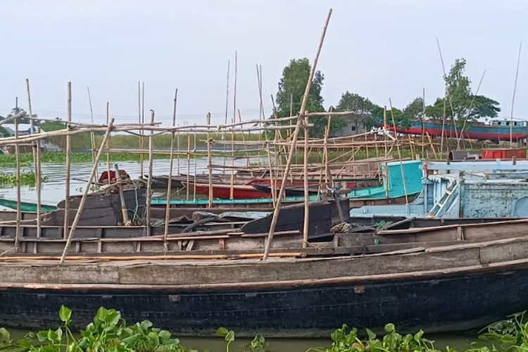 মাঝিদের ১০টি নৌকা আটকে রাখা হয়