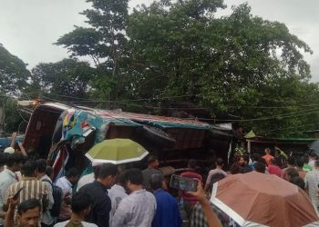 ফেনীতে নিয়ন্ত্রণ হারিয়ে বাস উল্টে পড়ে দোকানে।