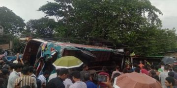 ফেনীতে নিয়ন্ত্রণ হারিয়ে বাস উল্টে পড়ে দোকানে।
