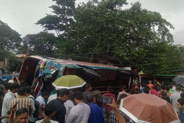ফেনীতে নিয়ন্ত্রণ হারিয়ে বাস উল্টে পড়ে দোকানে।