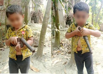 আসল বন্দুক নিয়ে খেলছে শিশু