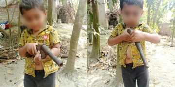 আসল বন্দুক নিয়ে খেলছে শিশু