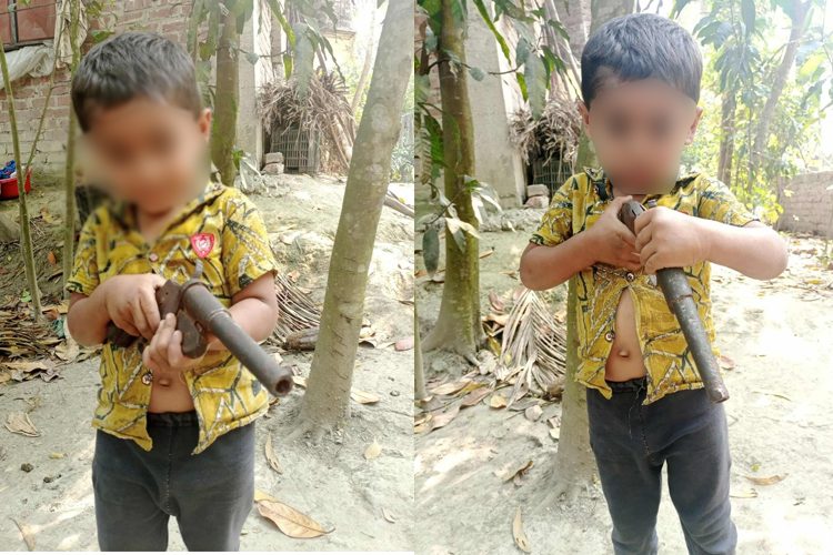 আসল বন্দুক নিয়ে খেলছে শিশু