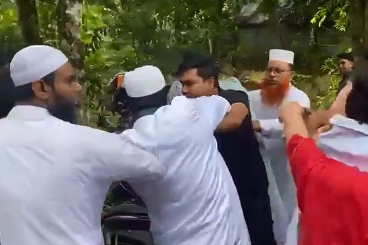 সম্পত্তি নিয়ে দুই ভাইয়ের হাতাহাতি। নোয়াখালীর কোম্পানিগঞ্জ