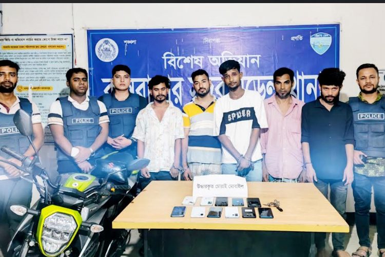 পর্যটককে ছুরিকাঘাত ও ছিনতাইয়ের ঘটনায় পাঁচজন আটক