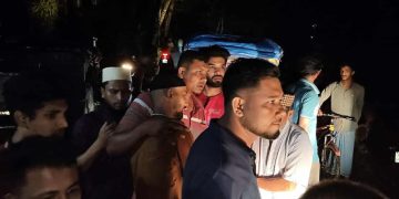 মরদেহ দেখতে স্থানীয়দের ভিড়