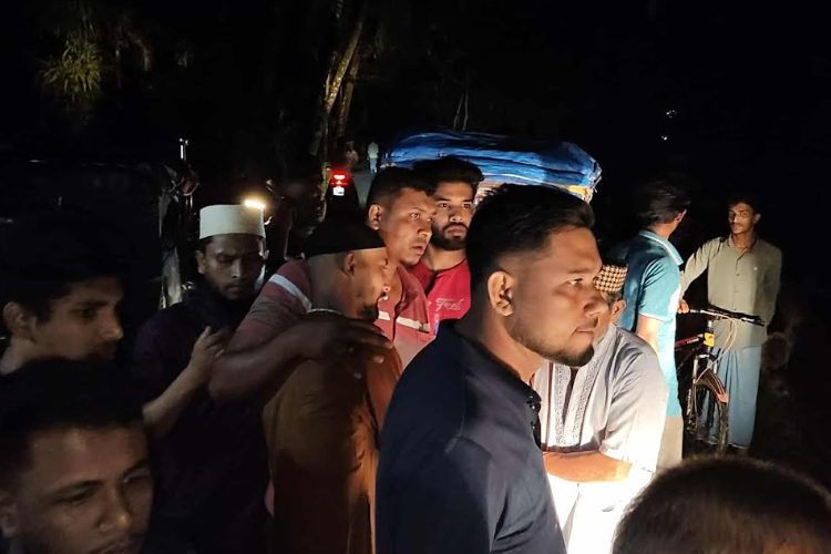 মরদেহ দেখতে স্থানীয়দের ভিড়