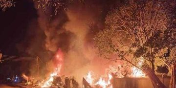 জালিয়াপাড়া বাজারের ১৯ দোকানে আগুন।