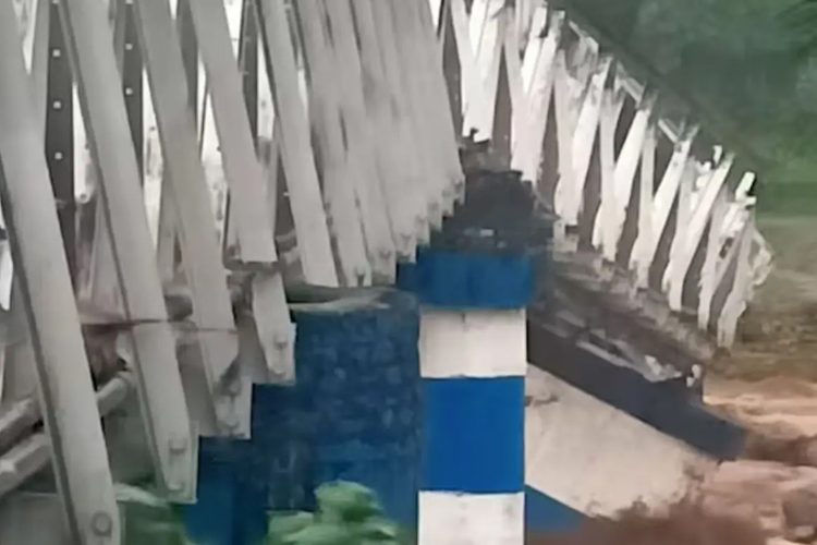ভারতে প্রবল বৃষ্টিতে ধসে পড়ে ব্রিজ