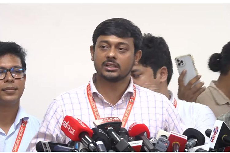 সংবাদ সম্মেলনে নাসির উদ্দিন পাটওয়ারী। ছবি: ভিডিও থেকে নেওয়া।