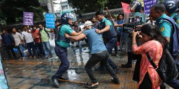 রাস্তা থেকে শিক্ষক-কর্মচারীদের সরাতে পুলিশ লাঠিপেটা করে। ছবি: চ্যানেল আই অনলাইন