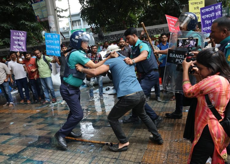 রাস্তা থেকে শিক্ষক-কর্মচারীদের সরাতে পুলিশ লাঠিপেটা করে। ছবি: চ্যানেল আই অনলাইন
