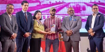 পর্যটন খাতে অবদানের জন্য পুরস্কার পেলেন তিন সাংবাদিকসহ ১৩ জন