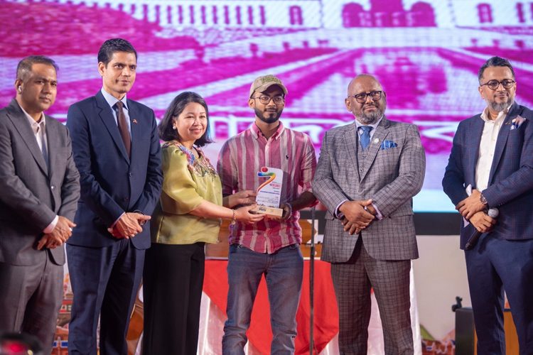 পর্যটন খাতে অবদানের জন্য পুরস্কার পেলেন তিন সাংবাদিকসহ ১৩ জন