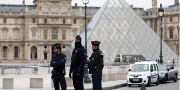 ল্যুভ মিউজিয়ামে চুরির ঘটনায় দুইজন সন্দেহভাজনকে গ্রেপ্তার করেছে ফ্রান্সের পুলিশ