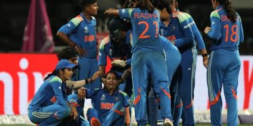 উলভার্টের ক্যাচ নেয়ার পর সতীর্থদের মুগ্ধতায় আচ্ছন্ন আমানজোত কৌর