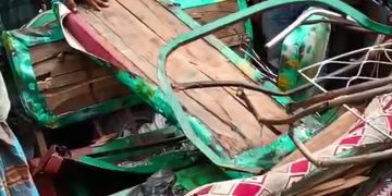 সড়ক দুর্ঘটনায় সিএনজি দুমড়ে-মুচড়ে যায়