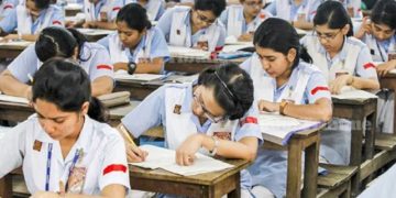 বাংলাদেশের স্কুলে শিক্ষার্থীরা পরীক্ষা প্রস্তুতির জন্য লেখাপড়া করছে।. Channel i News - চ্যানেল আই নিউজ