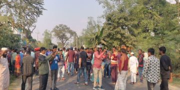 দুর্ঘটনাস্থলে মানুষের ভিড়