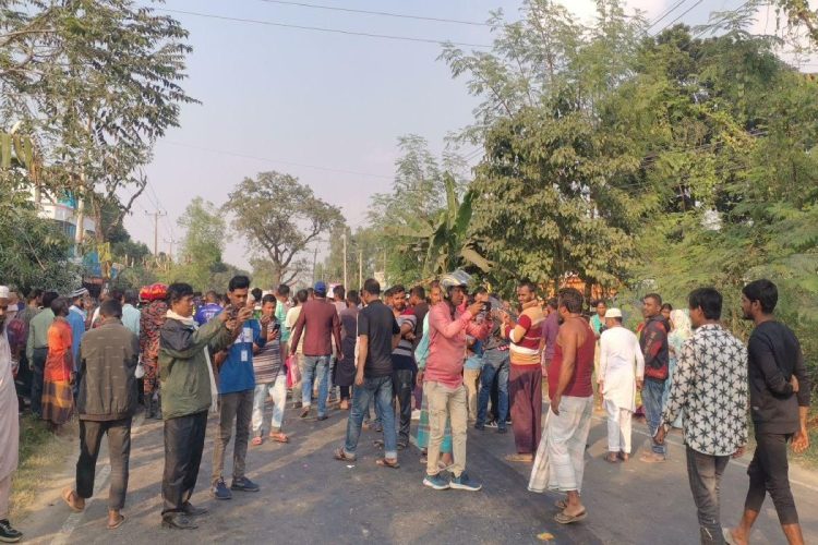 দুর্ঘটনাস্থলে মানুষের ভিড়