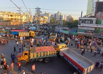 আবদুল আউয়াল মিন্টুর প্রচারণার গাড়ি বহরে হামলা ও গাড়িবহরে বালুবোঝাই ট্রাক দাঁড় করিয়ে সড়ক অবরোধ। ছবি: প্রতিনিধি