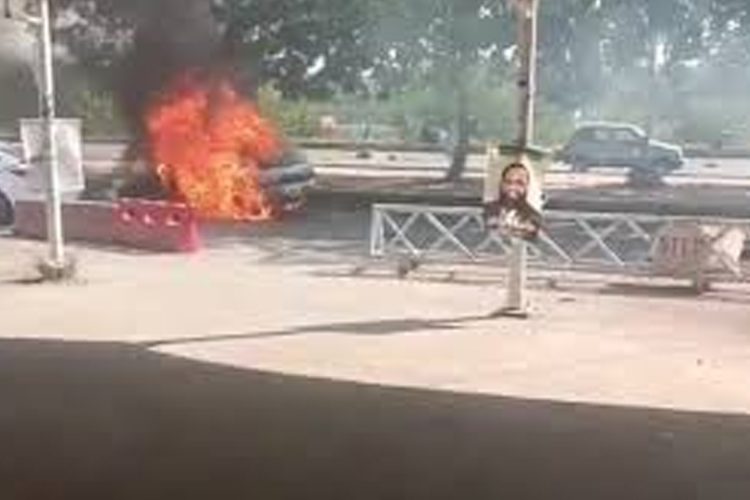 আদালতের বাইরে আত্মঘাতী হামলা