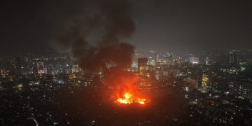 কড়াইল বস্তিতে আগুন। ছবি: চ্যানেল আই অনলাইন