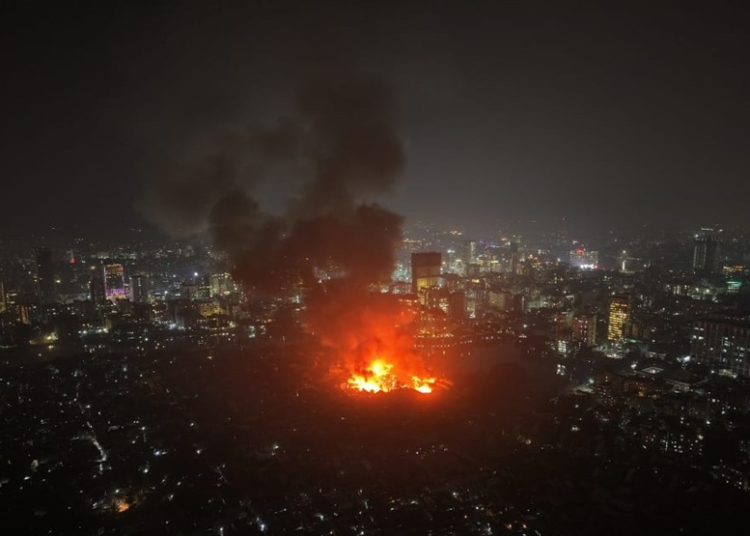 কড়াইল বস্তিতে আগুন। ছবি: চ্যানেল আই অনলাইন