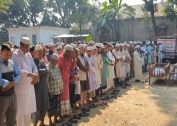 ভূমিকম্পে দেয়াল ধ্বসে নিহত বাবা–ছেলের জানাজা নামাজ পড়া হয়। ছবি: প্রতিনিধি