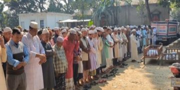 ভূমিকম্পে দেয়াল ধ্বসে নিহত বাবা–ছেলের জানাজা নামাজ পড়া হয়। ছবি: প্রতিনিধি