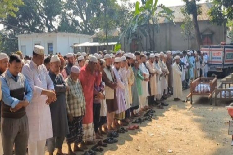 ভূমিকম্পে দেয়াল ধ্বসে নিহত বাবা–ছেলের জানাজা নামাজ পড়া হয়। ছবি: প্রতিনিধি