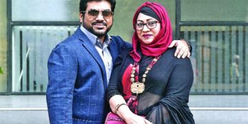 ছবি: প্রখ্যাত চলচ্চিত্রকার প্রয়াত জহির রায়হানের সহধর্মিণী সুচন্দা ও পুত্র তপু রায়হান