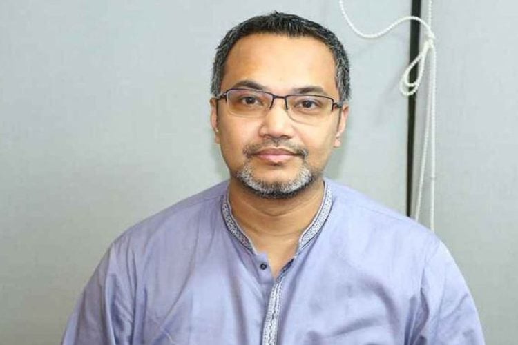 বাংলাদেশের একজন সাংবাদিক বা বিশ্লেষক, পর্দার সামনে দাঁড়িয়ে।. Channel i News - চ্যানেল আই নিউজ