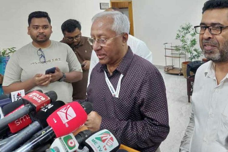 নির্বাচন কমিশনের সিনিয়র সচিব আখতার আহমেদ। ছবি: সংগৃহীত
