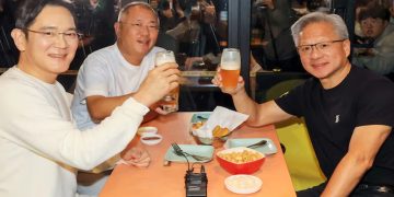 সিউলের এক ব্যস্ত ফ্রাইড চিকেন ও বিয়ারের দোকানে তিন বিলিয়নিয়ার