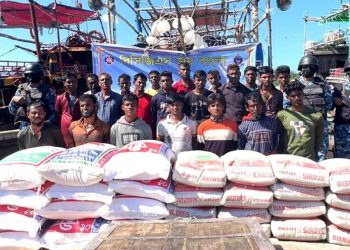 মিয়ানমারে পাচারকালে বিপুল পরিমাণ খাদ্য ও নির্মাণ সামগ্রীসহ আটক ২২ জন। ছবি: প্রতিনিধি