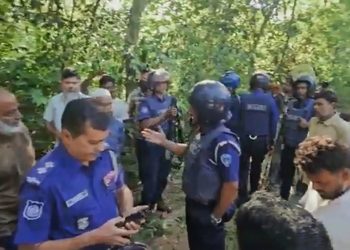 ব্রাহ্মণবাড়িয়ায় জমি নিয়ে বিরোধের জেরে দু’গ্রুপের সংঘর্ষ। নিয়ন্ত্রণে পুলিশ। ছবি: ভিডিও থেকে নেওয়া