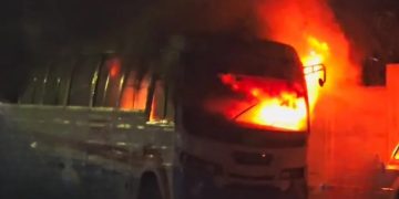 রাজধানীতে আবারও বাসে আগুন