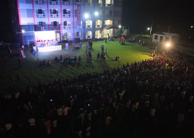 শুক্রবার মুক্তির আগে স্থানীয় মানুষদের নিয়ে হয়েছে দেলুপির প্রিমিয়ার