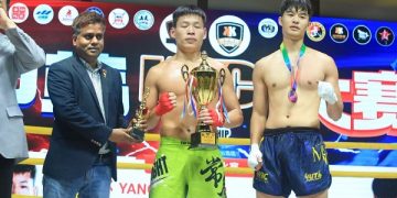 বিজয়ীদের হাতে পুরস্কার তুলে দিচ্ছেন জয় হোসাইন।