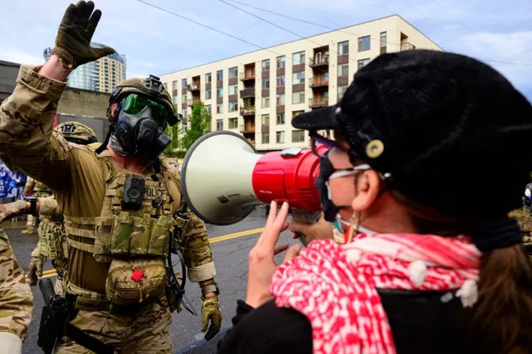 ওরেগনের পোর্টল্যান্ডে ট্রাম্পের ন্যাশনাল গার্ড মোতায়েন অবৈধ