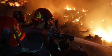 পাঁচ ঘণ্টার চেষ্টায় নিয়ন্ত্রণে এসেছে রাজধানীর মহাখালী এলাকার কড়াইল বস্তির ভয়াবহ আগুন। ছবি: সংগৃহীত