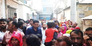 গাজীপুরে স্বামী-স্ত্রীর গলা কাটা মরদেহ উদ্ধার।মরদেহ দেখতে স্থানীয়দের ভিড়। ছবি: সংগৃহীত