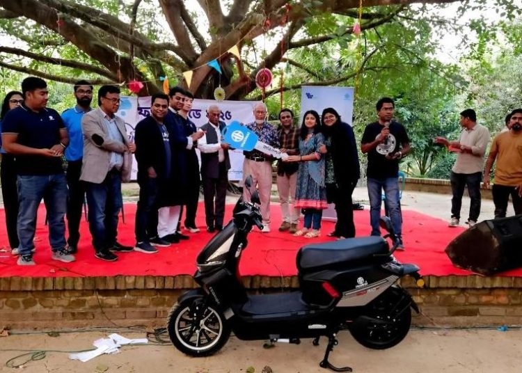 ডিইউএমসিজেএএ ফ্যামিলি ডে’র র্যাফেল ড্র-তে প্রথম পুরস্কার বিজয়ীর হাতে হুয়াহাই স্কুটারের চাবি তুলে দিচ্ছেন অতিথিরা