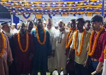 জামায়াতে যোগদান করায় ফুলের মালা দিয়ে বরণ করে নেয় জামায়াতে  ইসলামীর নেতাকর্র্মীরা।